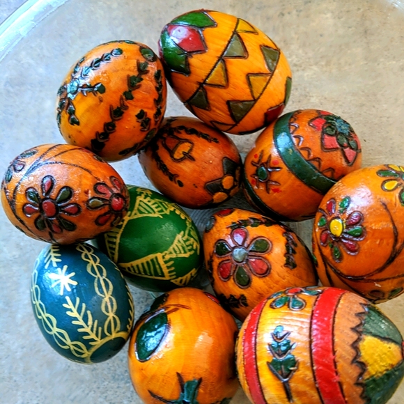 11 Vintage hand carved and painted wooden eggs - Picture 1 of 1